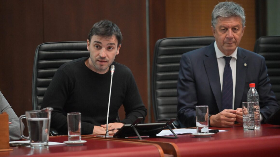 Torres ante alumnos destacados por su trayectoria escolar: «Su esfuerzo y dedicación representan un orgullo para toda la provincia»
