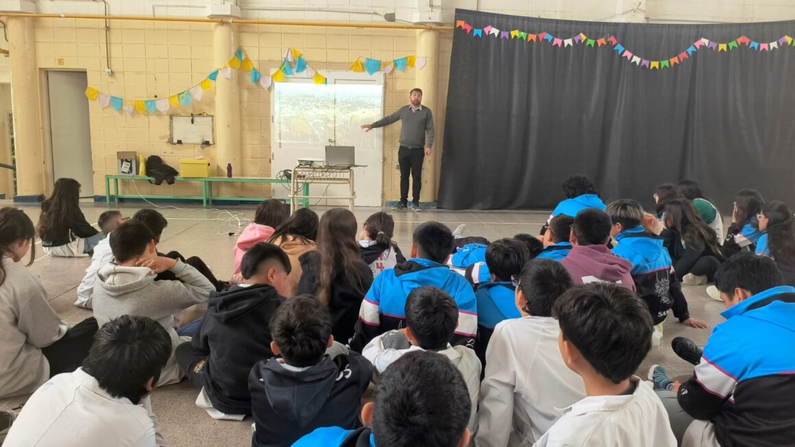 Haciendo Comunidad – El camino del agua. Charlas en la Escuela 110