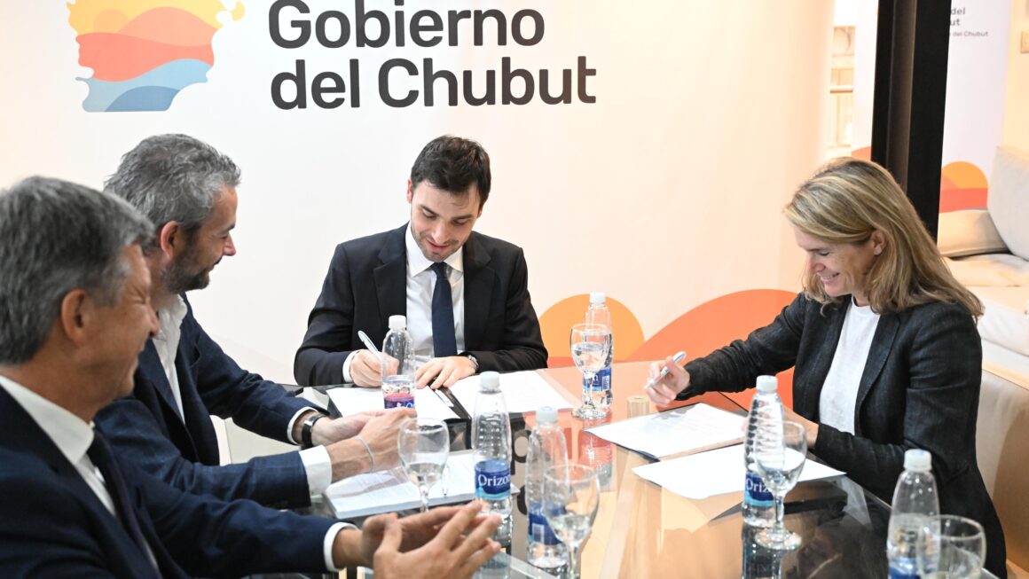 Torres firmó acuerdo para avanzar en la construcción del Parque Eólico más grande del país