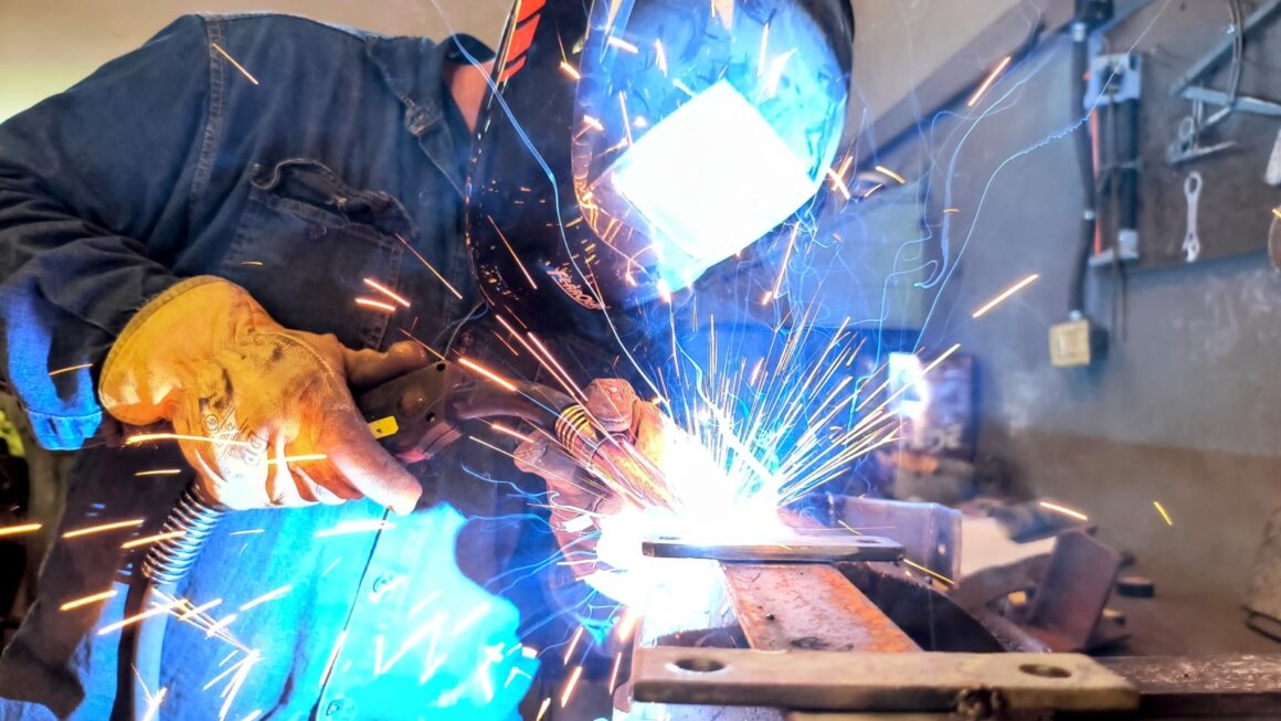 Fabricación de perfilería en nuestro taller de Herrería.