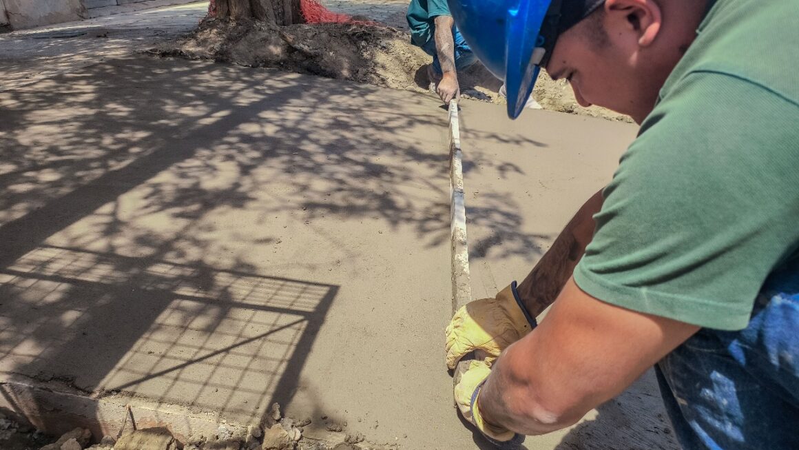 Reconstrucción de veredas en la calle Italia.