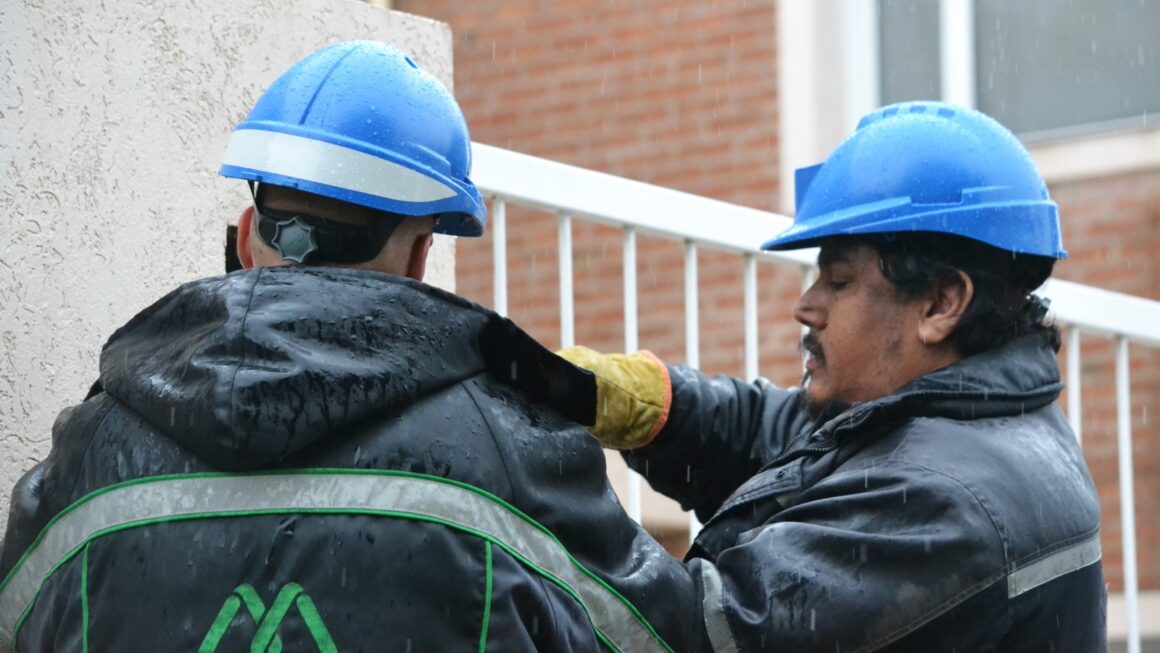 Intensas tareas del sector Reclamos Eléctricos, en días de lluvia.
