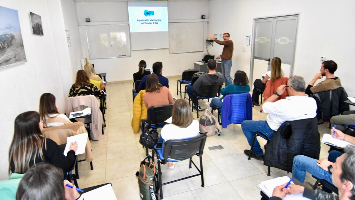 Provincia capacita a su personal técnico en ambiente e hidrocarburos