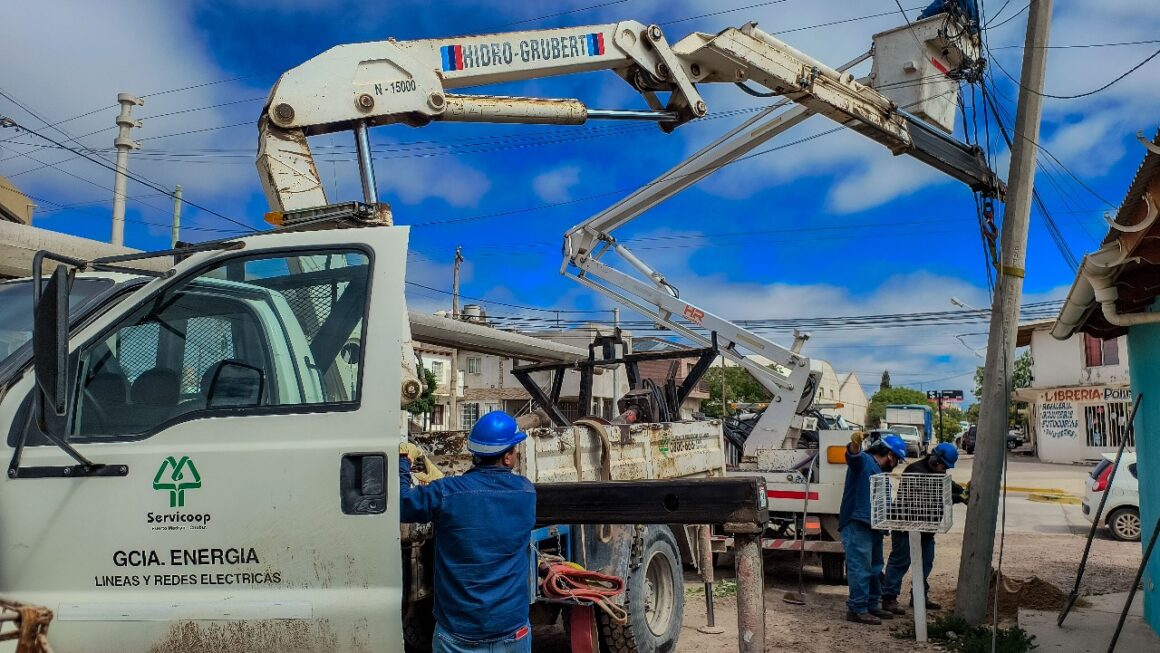 Continúa la instalación de nuevas columnas de hormigón