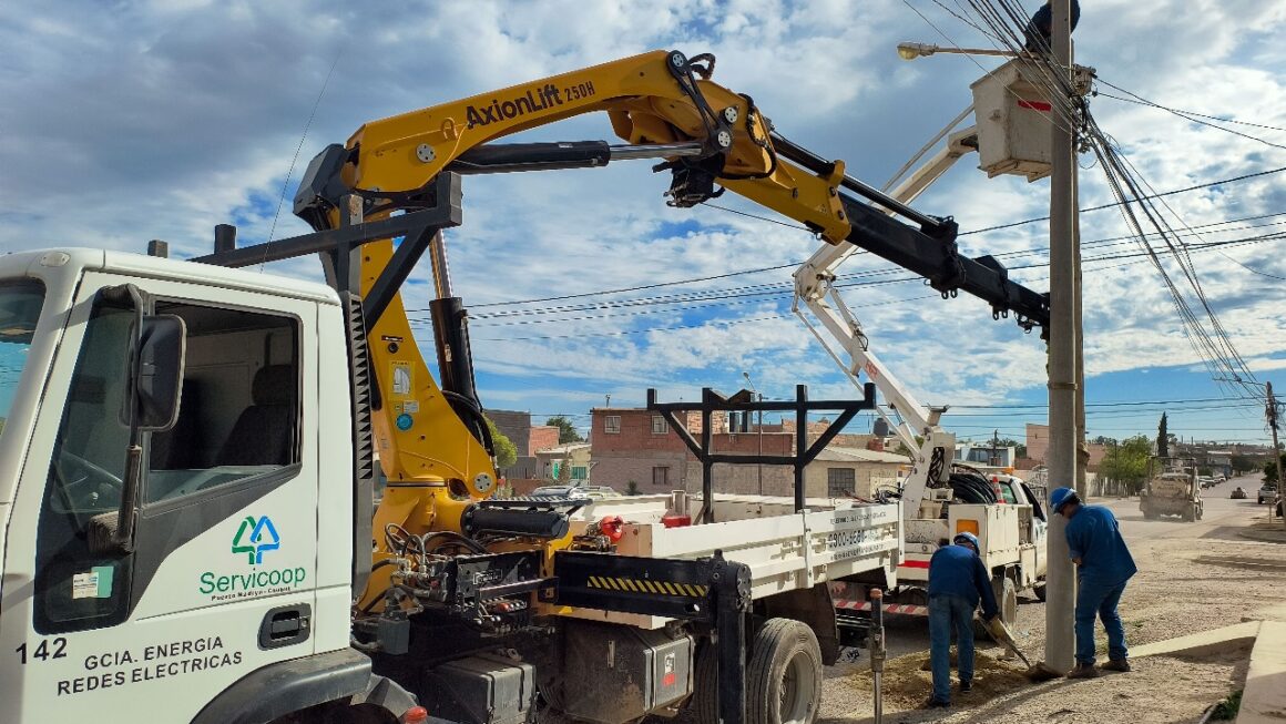Continúa la instalación de nuevas columnas de hormigón.