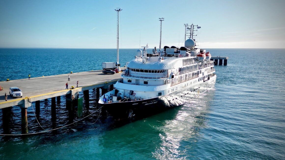 Temporada de cruceros en Chubut: arribó a Puerto Madryn el lujoso buque Island Sky