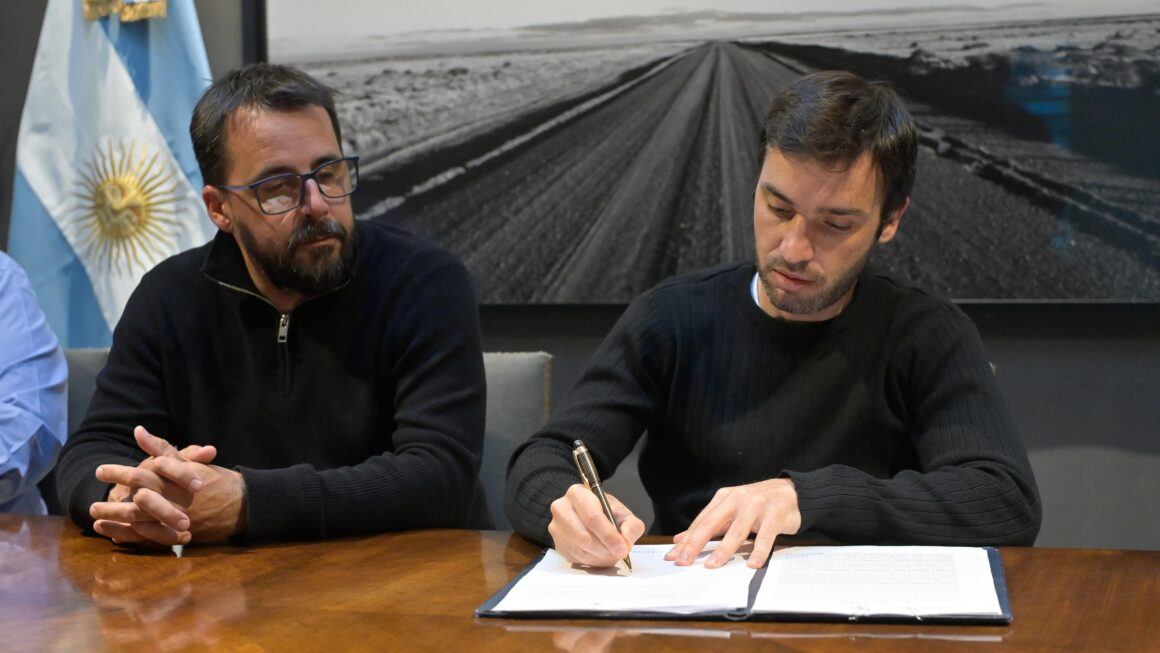Torres firmó el inicio de importante obra para Esquel que «garantizará el acceso al agua por los próximos 20 años»