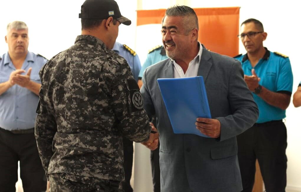 El Gobierno del Chubut reconoció a policías que rescataron a dos jóvenes en Playa Bonita