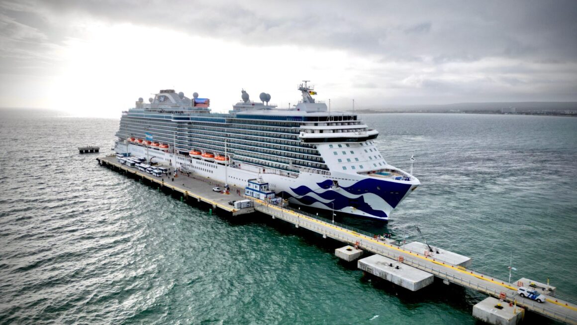 Arribó a Puerto Madryn el crucero más grande de la temporada
