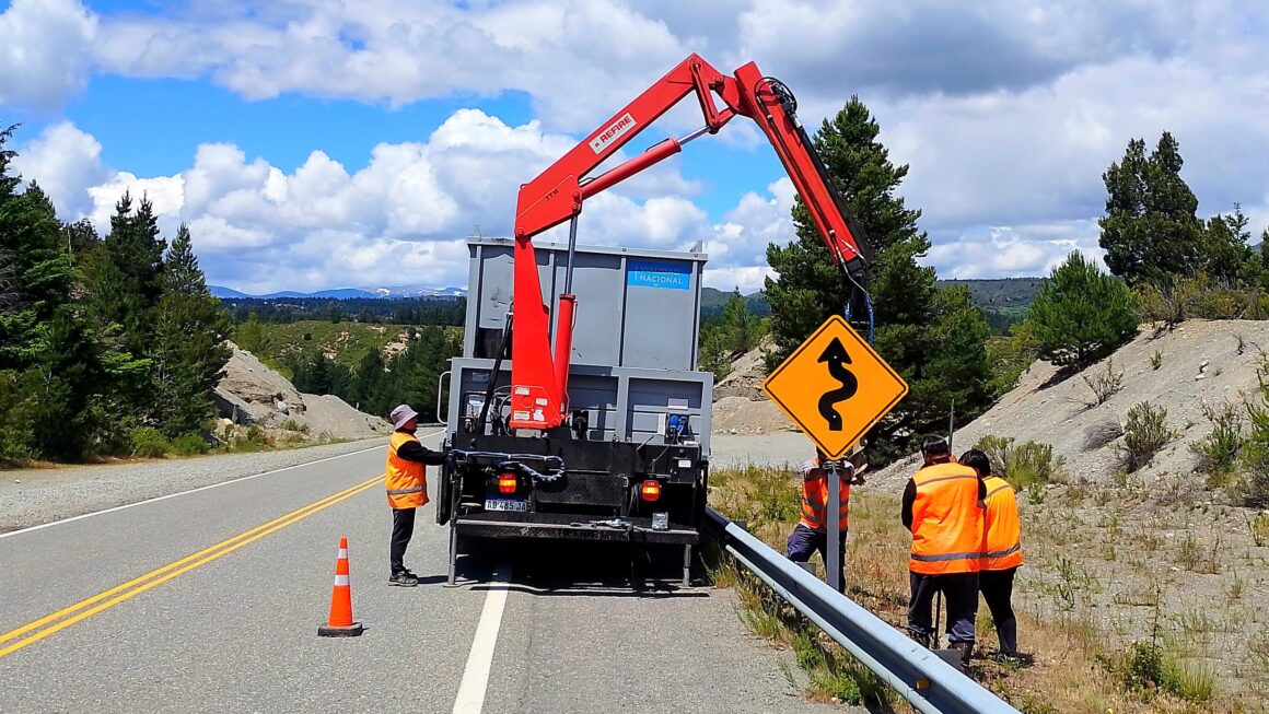 Vialidad Nacional Continúa Con Las Tareas De Señalamiento Vertical En La Ruta N°40, Entre Tecka Y El Bolsón