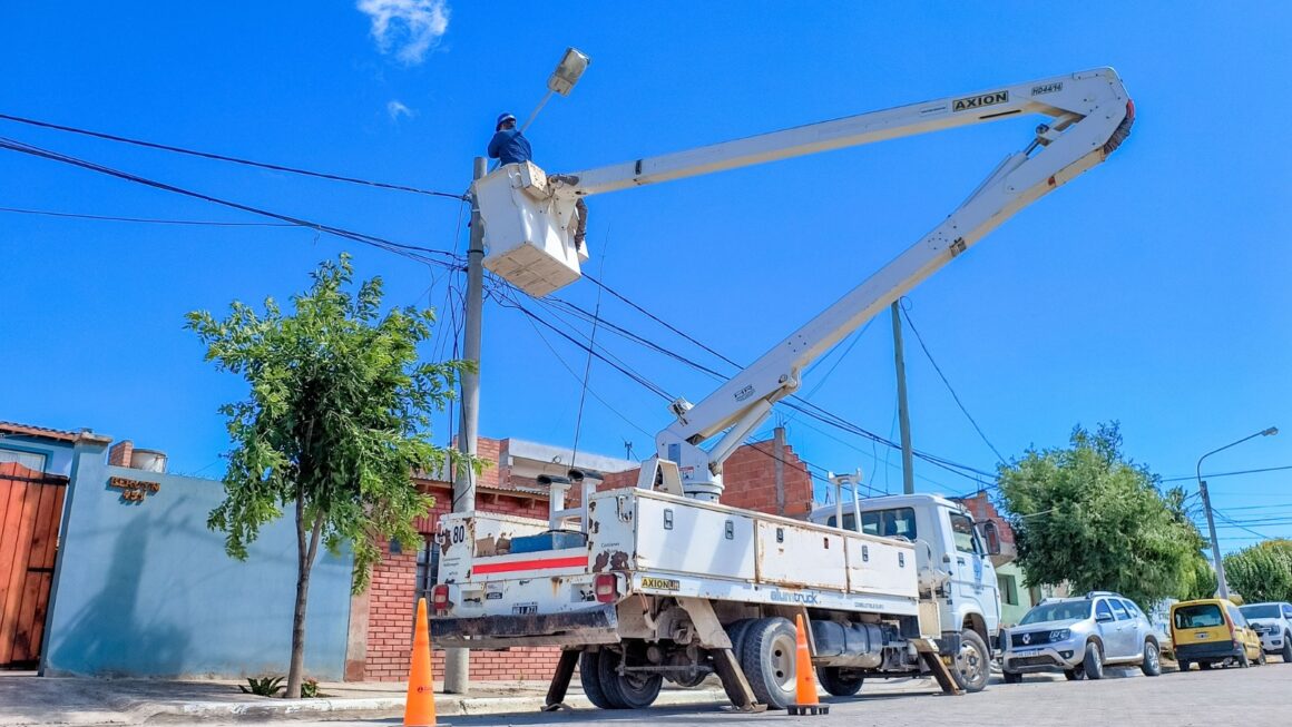 Renovación de conexión domiciliaria en la zona céntrica, mantenimiento sobre redes de baja tensión, tareas de mantenimiento preventivo sobre el sistema cloacal y Plan Verano.