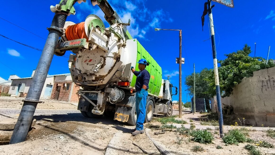 Repotenciación de alumbrado en la reserva Nueva Chubut y diversas tareas sobre los servicios de energía, cloacas y flota vehicular.