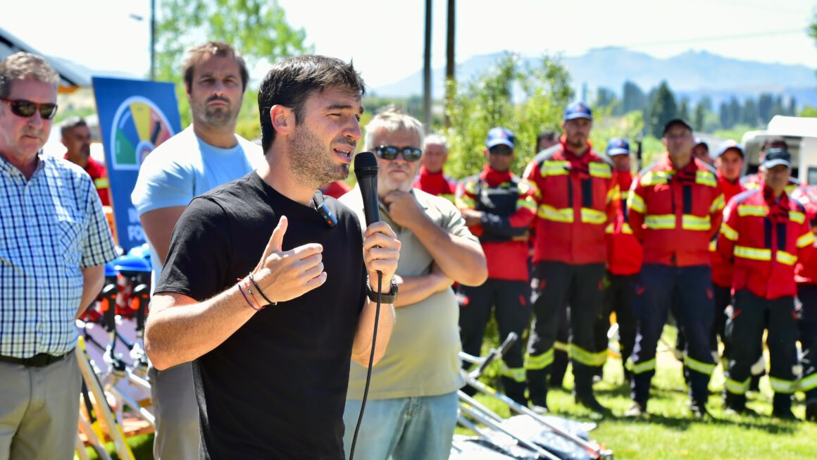 Torres encabezó entrega de equipamiento a brigadistas para reforzar las tareas de prevención de incendios en la Cordillera
