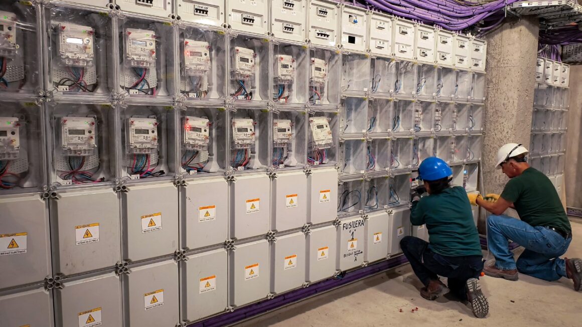 Reconstrucción de pavimento, aplicación de nuevas tecnologías, optimización del tendido eléctrico y alumbrado público