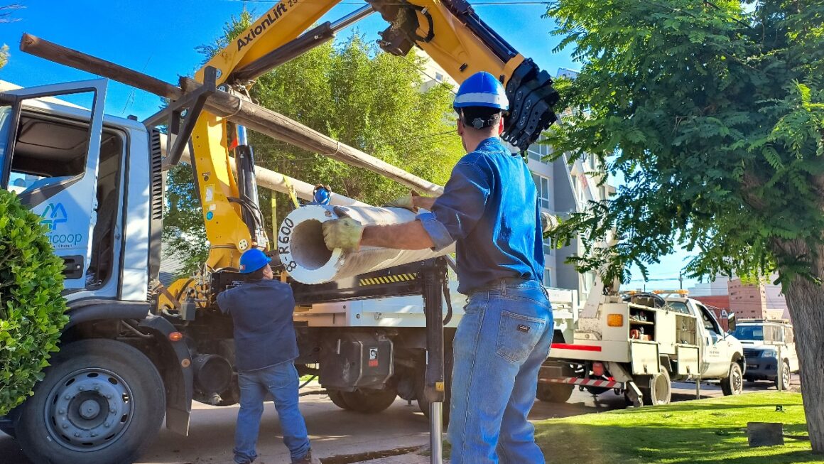 Continúa la instalación de nuevas columnas de hormigón.