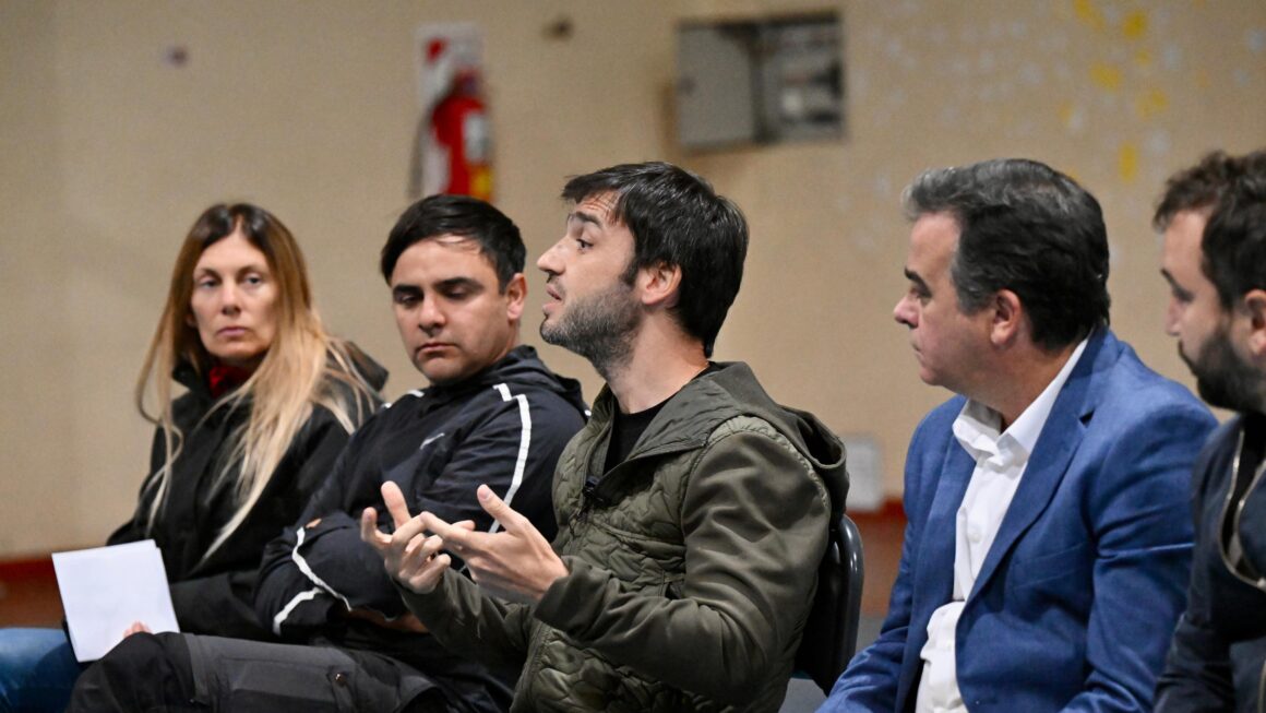 Torres se reunió con las familias afectadas por el incendio en Epuyén y anunció importantes medidas de asistencia económica para cada uno de los damnificados