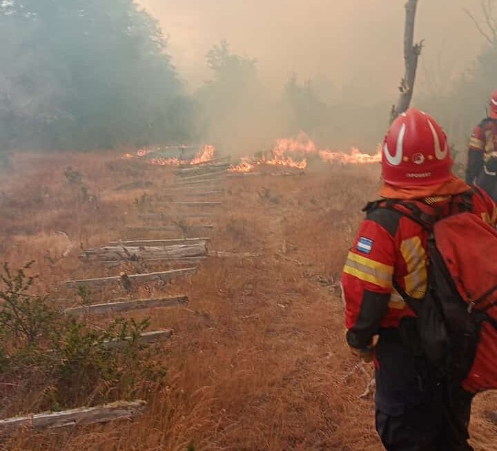 El Gobierno de la Provincia continúa al frente de los operativos para sofocar los incendios en la cordillera