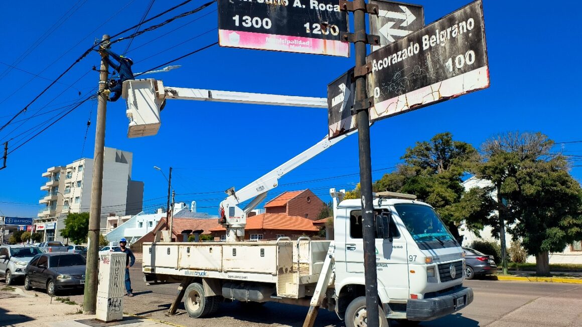 Renovación de luminarias LED sobre Av. Roca