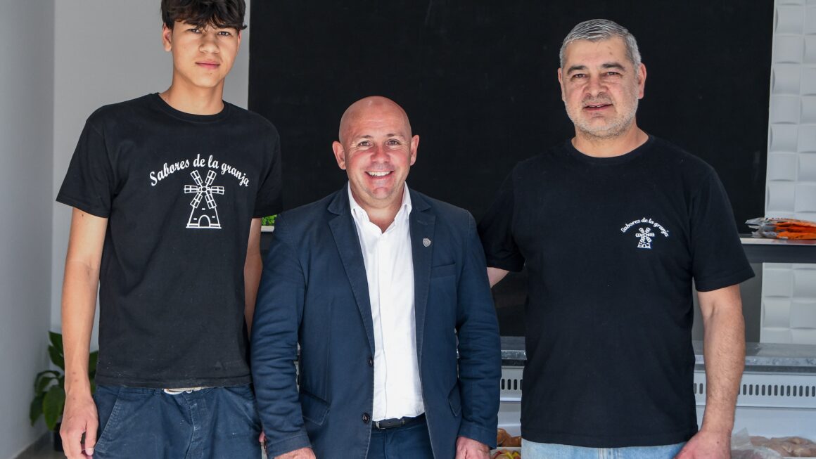 Acompañamiento A Emprendimientos Locales: El Intendente Visitó El Comercio “Sabores De La Granja”