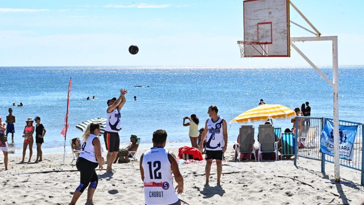 El Taller De Básquet Playa Ya Se Desarrolla En La Costa Madrynense