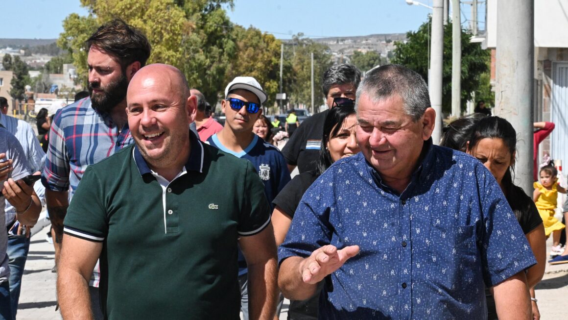 El Intendente Inauguró El Adoquinado De La Calle Chile En El Barrio Pujol