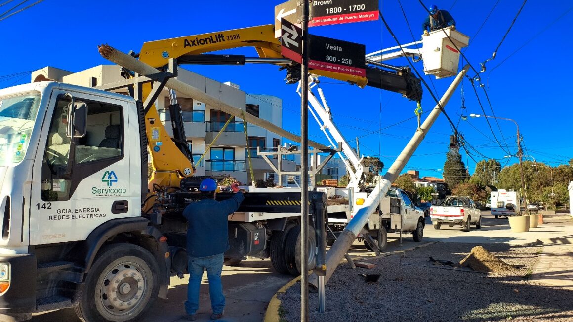 Instalación de nueva columna de hormigón sobre tendido eléctrico