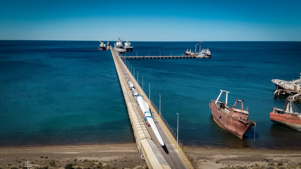 Nueva descarga de componentes para el parque eólico La Flecha en el Muelle Storni