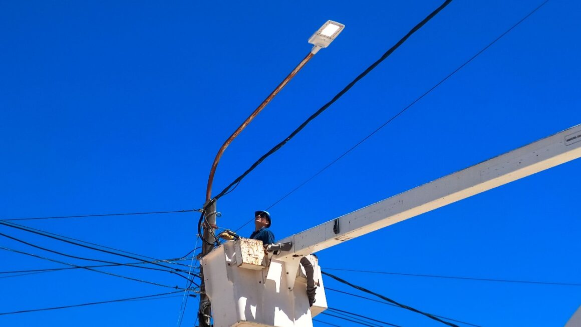 Instalación de nuevas luminarias LED sobre Menéndez