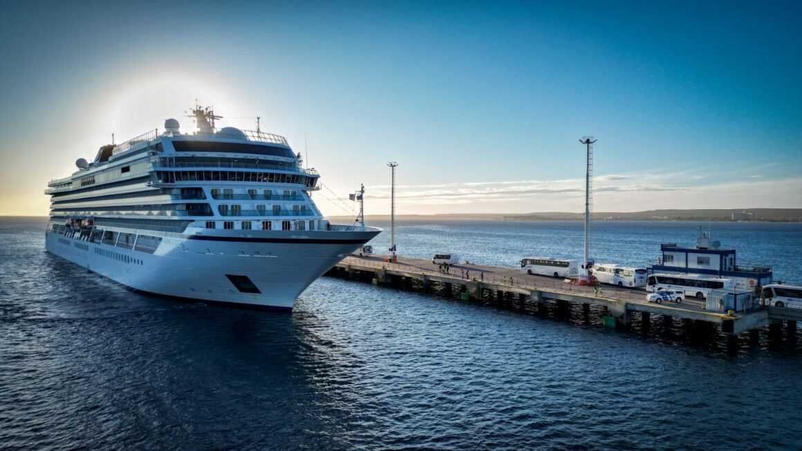 Temporada de cruceros: El Viking Jupiter adelantó su arribo y recaló en Puerto Madryn