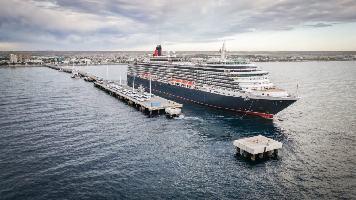 Cruceros en Chubut: El Queen Victoria arribó a Puerto Madryn en su recorrido por Sudamérica