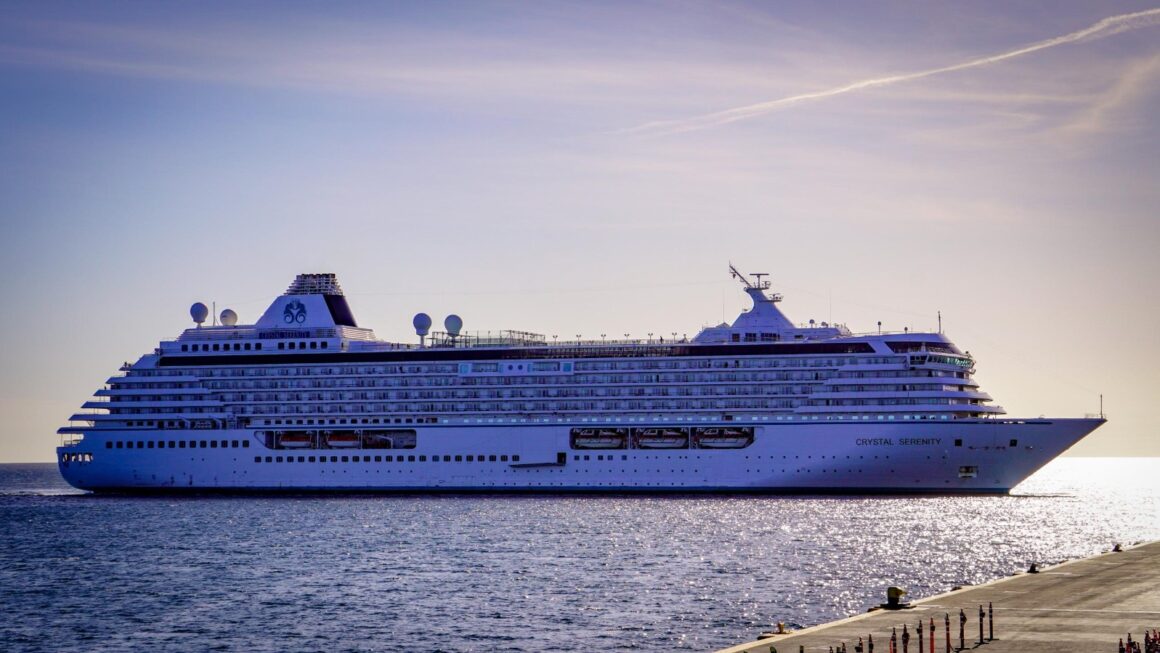 Temporada de cruceros en Chubut: el exclusivo Crystal Serenity arribó a Puerto Madryn