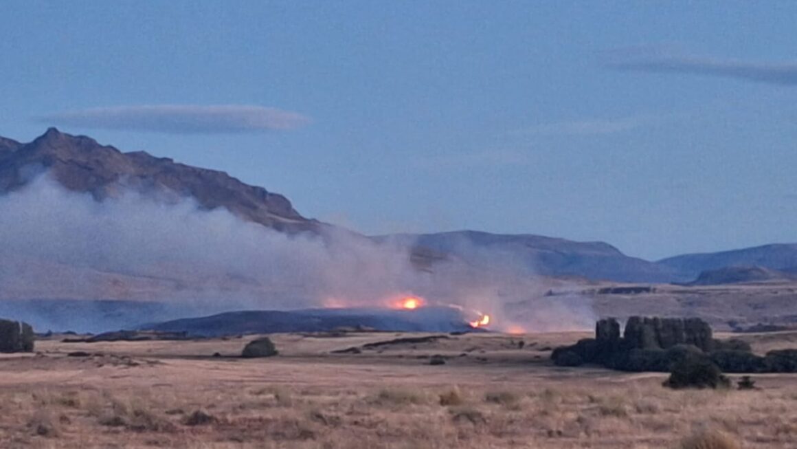 Provincia activó un fuerte operativo para controlar incendio forestal en la zona de Trevelin
