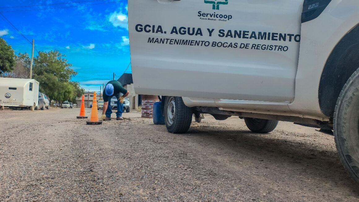 Recambio de tapa sobre boca de registro del sistema cloacal