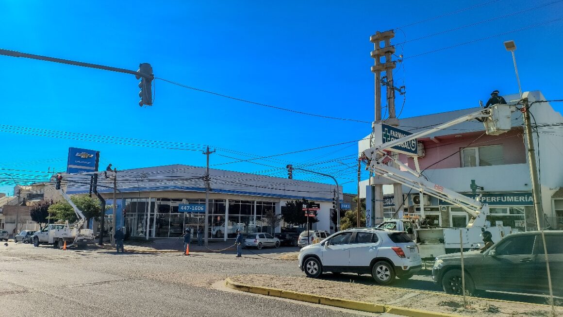 Montaje de nuevas redes preensambladas de baja tensión sobre Av. Gales.