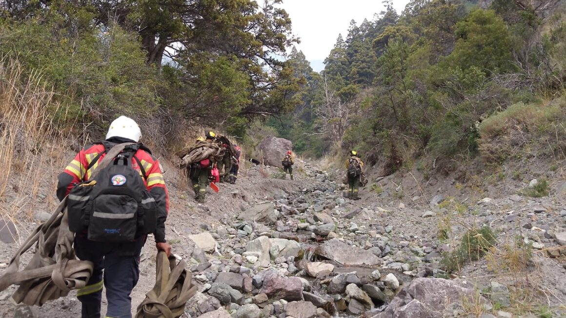 Cerca de 100 personas y medios aéreos intervienen en el operativo para sofocar el incendio forestal en la zona de Trevelin