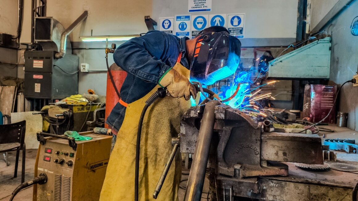 Constante fabricación de brazos de alumbrado, en nuestro taller de herrería.