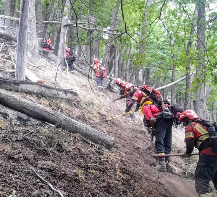 Provincia mantiene el intenso operativo para controlar el incendio forestal en la zona de Trevelin