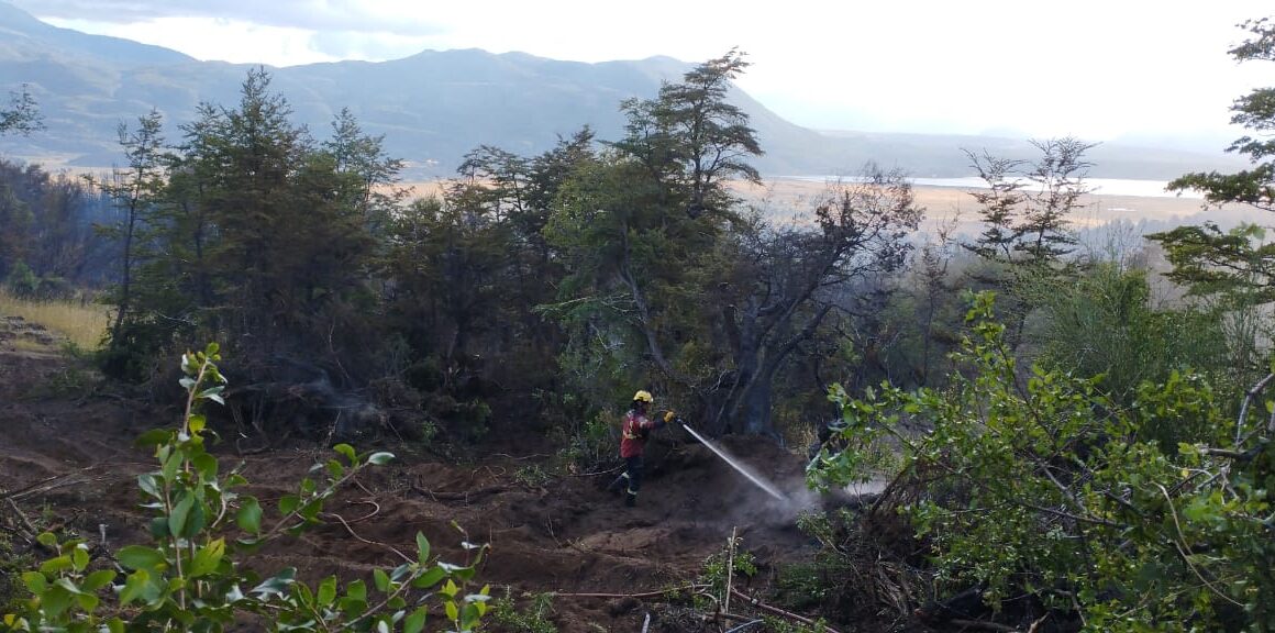 Provincia profundiza trabajos para controlar los incendios iniciados en el Parque “Los Alerces” y en la zona de Trevelin