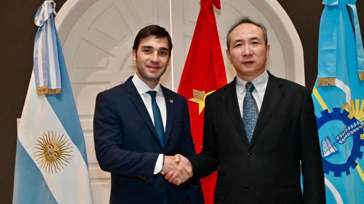 Torres se reunió con el embajador de la República Popular China: “Estamos dando muestras que con previsibilidad, alivio fiscal y seriedad se pueden sostener vínculos estratégicos”