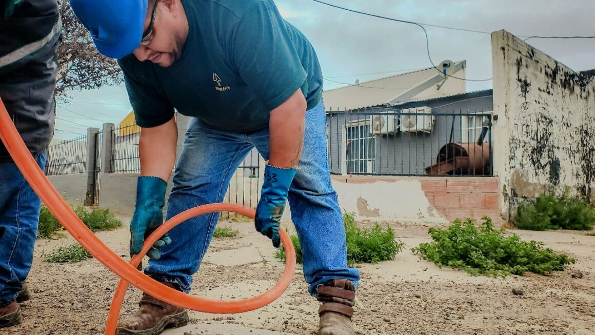 Ante alerta de tormentas, se intensifican las labores sobre colectores cloacales.