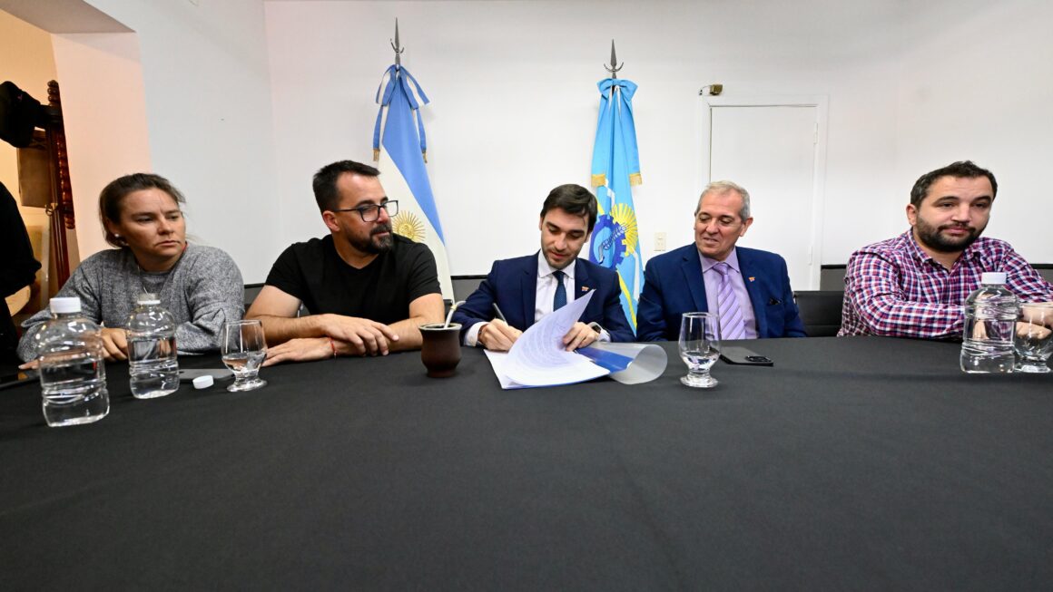 Torres firmó importantes acuerdos para el fortalecimiento del sector productivo, industrial y educativo de la ciudad de Esquel