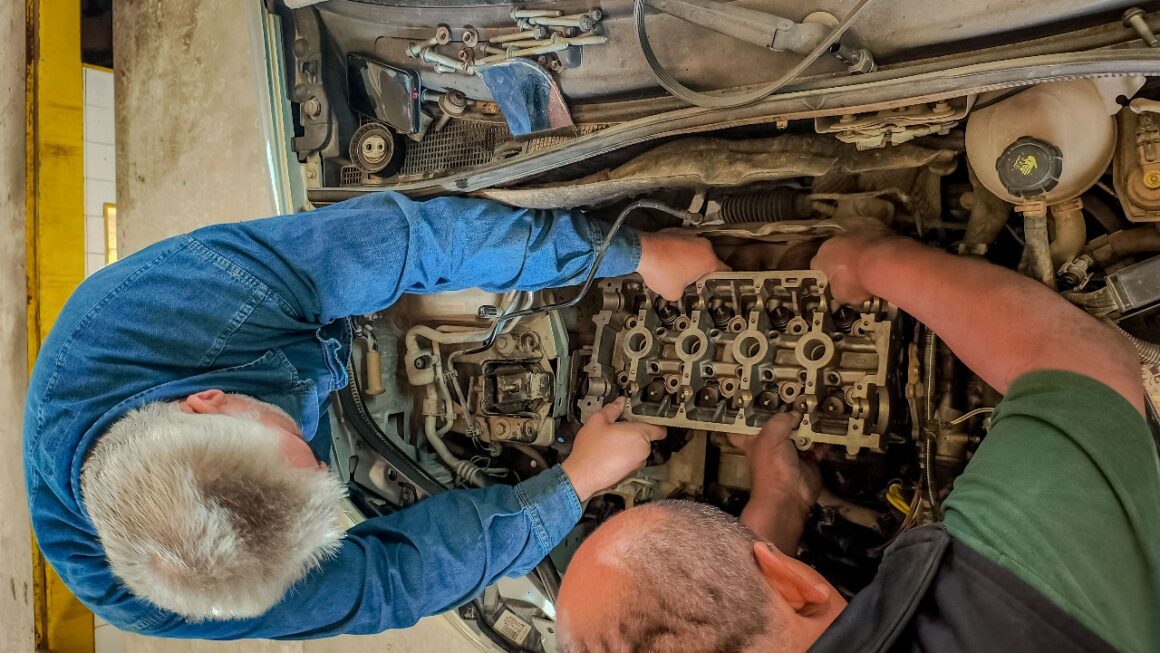 Armado de motor para un vehículo utilitario.