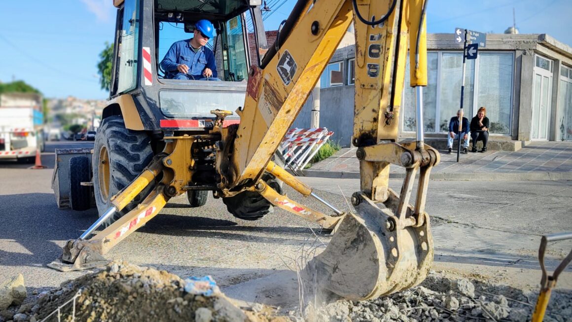 Reparación de red de agua en Pujol y Menéndez.