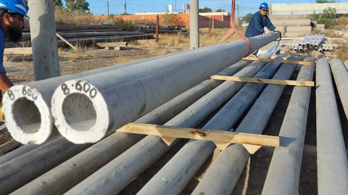Descarga de nuevas columnas de hormigón, para el servicio eléctrico.