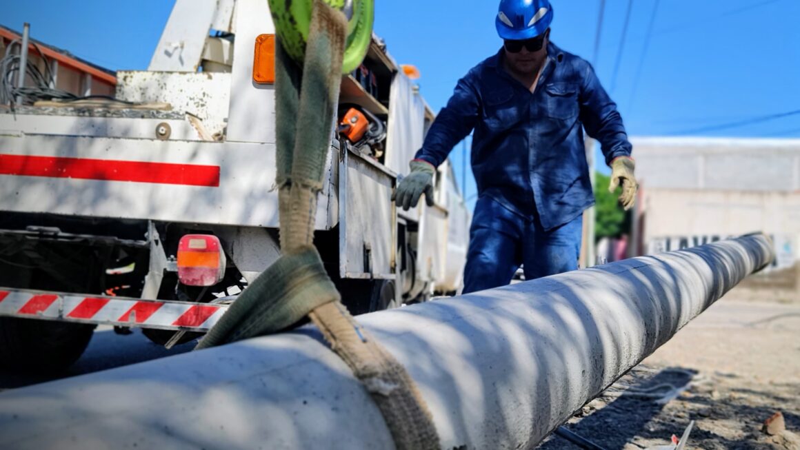Camión particular, dañó infraestructura en Colón y Sarmiento.
