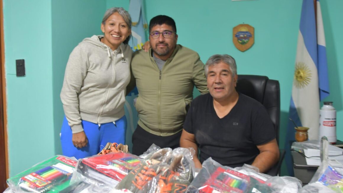 El Gobierno entregó kits escolares en comunas rurales y parajes de la provincia