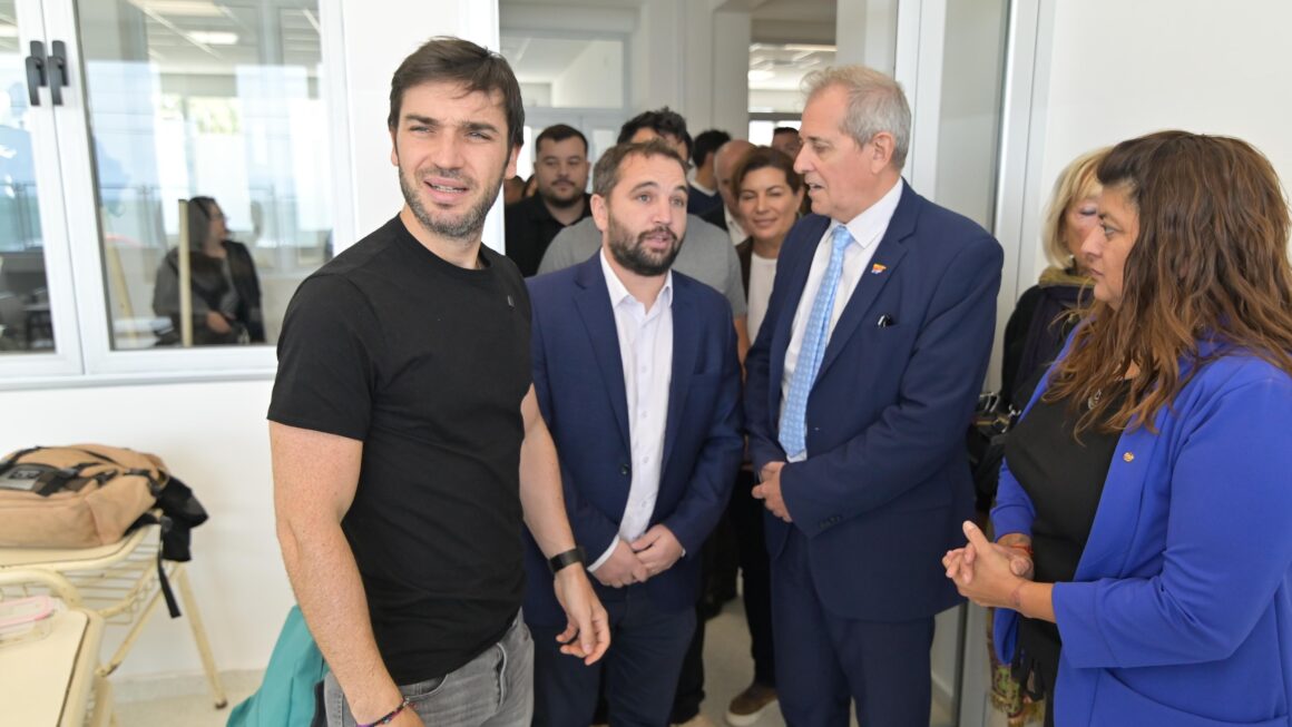 Torres estuvo presente en la vuelta a clases de los alumnos del Biología Marina de Comodoro: «Nos llena de orgullo que los chicos tengan una escuela propia después de tantos años»