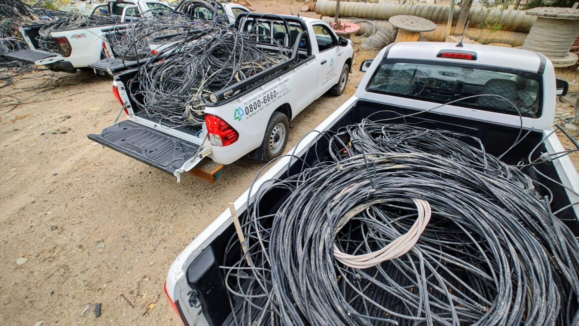 La policía entregó a Servicoop, redes de energía recuperadas en los operativos antifraude.