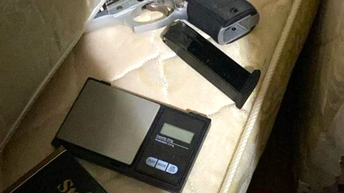 En doce allanamientos en Comodoro Rivadavia, la Policía del Chubut detuvo a un hombre, secuestró armas de fuego y cocaína lista para comercializar