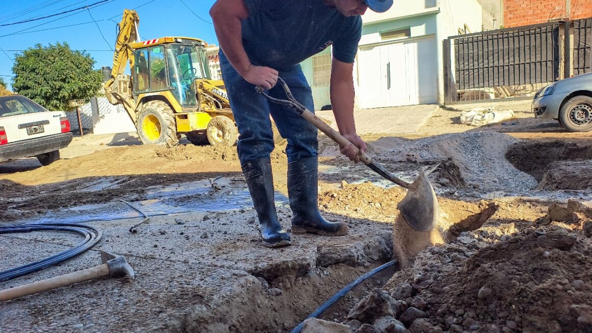 Renovación de conexión domiciliaria sobre calle Cholila